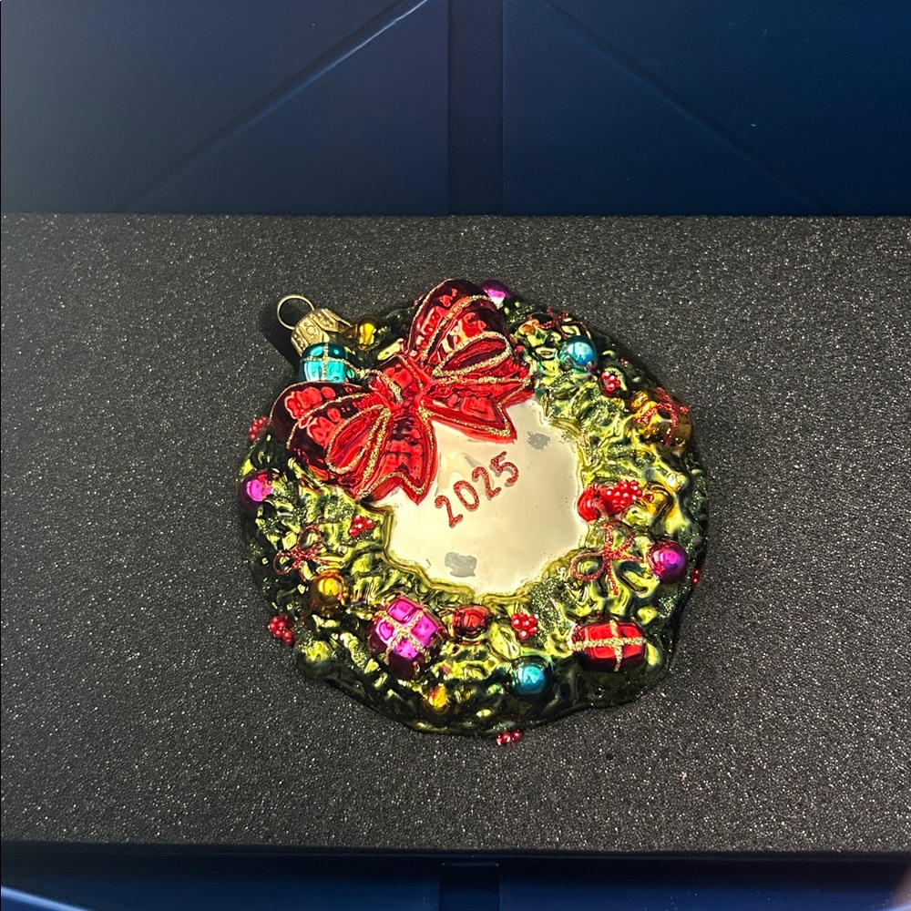 Christmas ornament 2025
handcrafted, mouth-blown European glass wreath, NIB - Picture 3 of 9